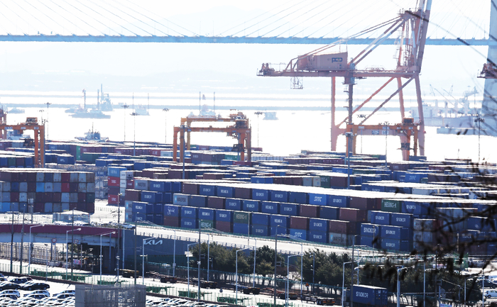 평택항에 컨테이너가 쌓여 있는 모습.[연합뉴스]