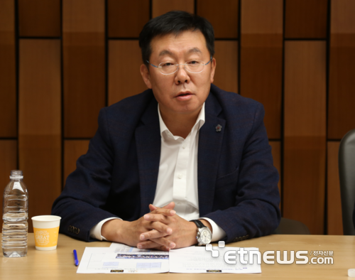 제2회 대한민국 인공지능 혁신대상 위원회 출범식이 28일 서울 전자신문 본사에서 열렸다. 강병준 전자신문 대표가 발언하고 있다.