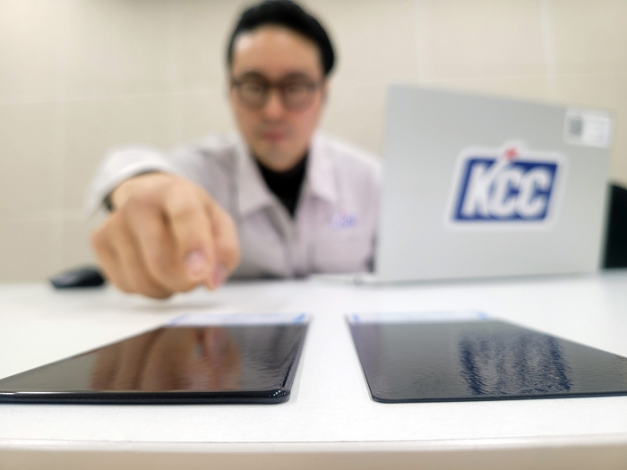 KCC가 개발한 후(厚)도막 분체도료 적용 샘플(왼쪽)과 기존 분체도료 1회 도장 샘플(오른쪽) .