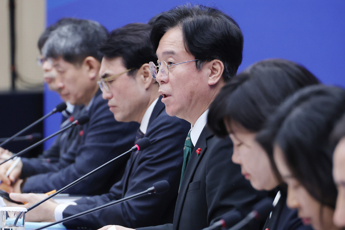 김영훈 고용노동부 장관이 12일 정부세종청사 고용노동부 대회의실에서 열린 한국산업인력공단 등 산하기관 업무보고에서 발언하고 있다. 연합뉴스.