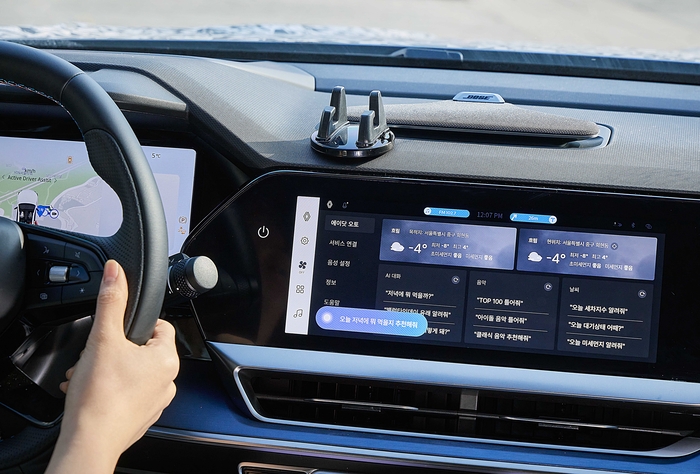 운전자가 '에이닷 오토'와 대화 나누는 모습