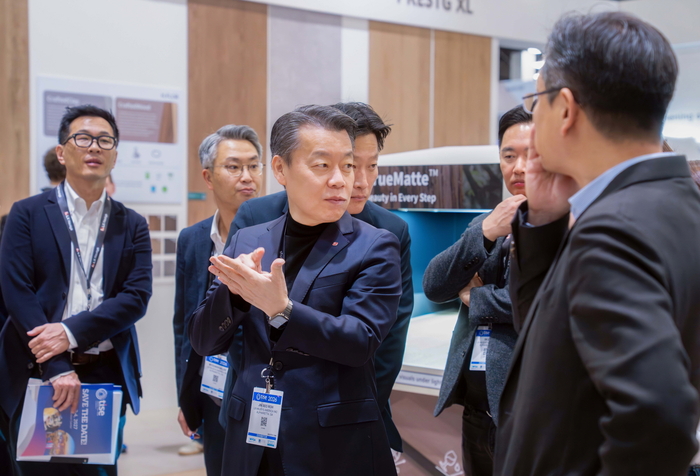 노진서 LX하우시스 사장이 27일(현지시간)부터 29일까지 사흘간 미국 라스베이거스에서 열리는 북미 최대 바닥재 전시회 'tise 2026' LX하우시스 부스를 살펴보고 있다. 〈사진 LX하우시스 제공〉