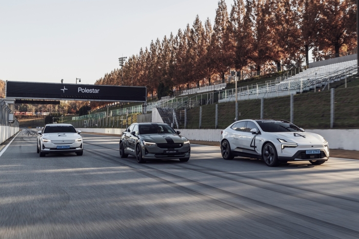 폴스타 2와 폴스타 4(맨 오른쪽)