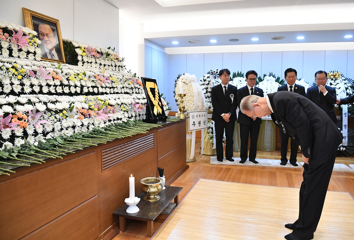 반기문 전 유엔사무총장이 28일 서울 종로구 서울대학교병원 장례식장에 마련된 이해찬 전 국무총리의 빈소에서 조문하고 있다.  연합뉴스