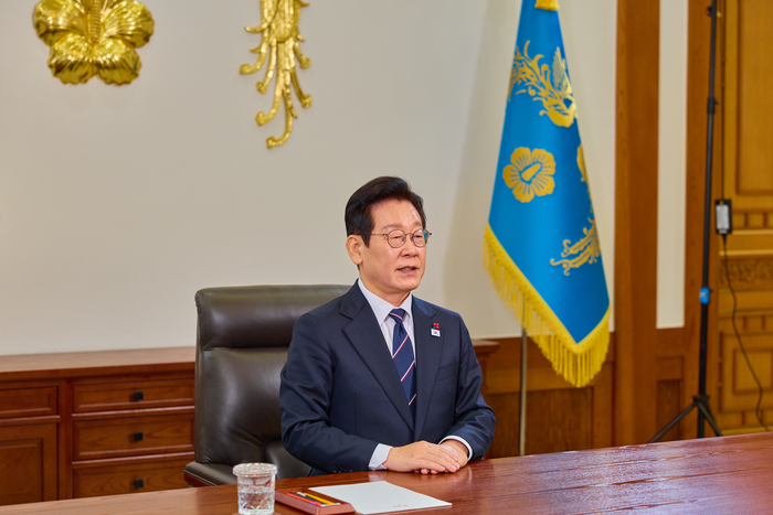 이재명 대통령, 2026년 신년사 발표     (서울=연합뉴스) 이재명 대통령이 청와대에서 2026년 신년사를 발표하고 있다.      이 대통령은 “올 한 해를 붉은 말처럼 힘차게 달리는 해로 삼아 '대한민국 대도약의 원년'으로 만들겠다”며, 반칙과 특권이 없는 사회를 구현해 성장의 과실을 모두가 함께 나누도록 하겠다고 밝혔다. 2026.1.1 [청와대 제공. 재판매 및 DB 금지]     photo@yna.co.kr (끝)