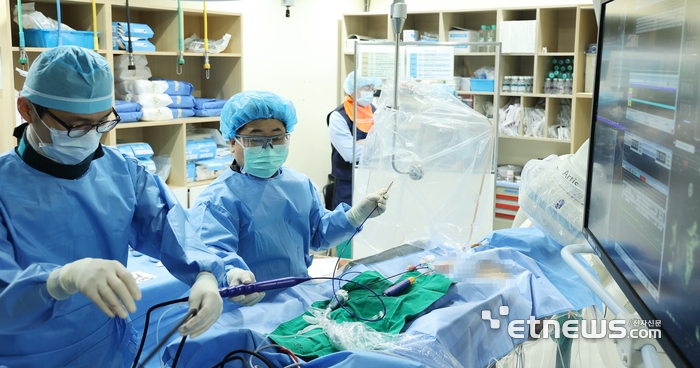 정보영 교수(오른쪽)가 펄스장 절제술을 시행하고 있다.