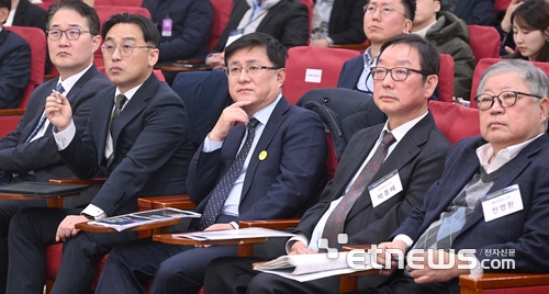 바람직한 에너지믹스 2차 정책토론회에서 김성환 기후에너지환경부 장관(가운데)이 주제발표를 듣고 있다. 박지호기자 jihopress@etnews.com