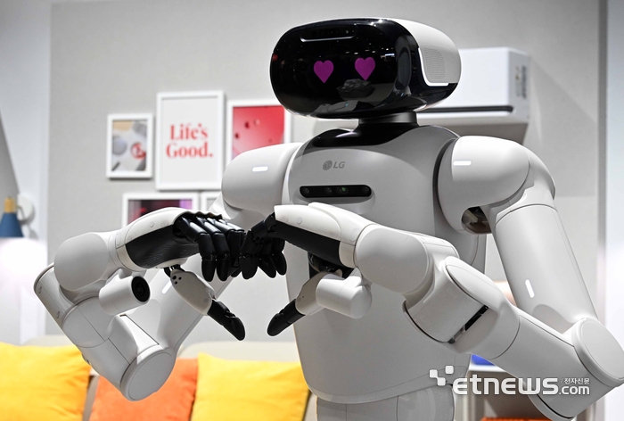 세계 최대 가전·정보기술(IT) 전시회 'CES 2026'이 지난 6일부터 나흘 간 미국 네바다주 라스베이거스 일대에서 열렸다. 개막을 하루 앞둔 5일(현지시간) 라스베이거스 컨벤션센터 센트럴홀에 마련된 LG전자 부스에서 인공지능(AI) 홈로봇 클로이드가 손으로 하트를 그려 보이고 있다.  라스베이거스=이동근기자 foto@etnews.com