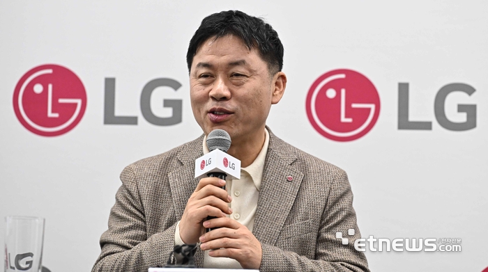 류재철 LG전자 대표가 지난 7일(현지시간) 미국 네바다주 라스베이거스 컨벤션센터에서 열린 취임 첫 기자간담회에서 인사말을 하고 있다. 라스베이거스=이동근기자 foto@etnews.com