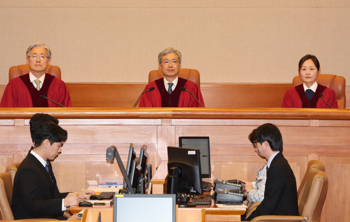 헌재 1월 심판사건 선고     (서울=연합뉴스) 서명곤 기자 = 29일 서울 종로구 헌법재판소 심판정에서 열린 변호인 접견불허 위헌확인 헌법소원 선고기일에 김상환 헌법재판소장을 비롯한 헌법재판관들이 재판 시작을 기다리고 있다. 2026.1.29     seephoto@yna.co.kr (끝)
