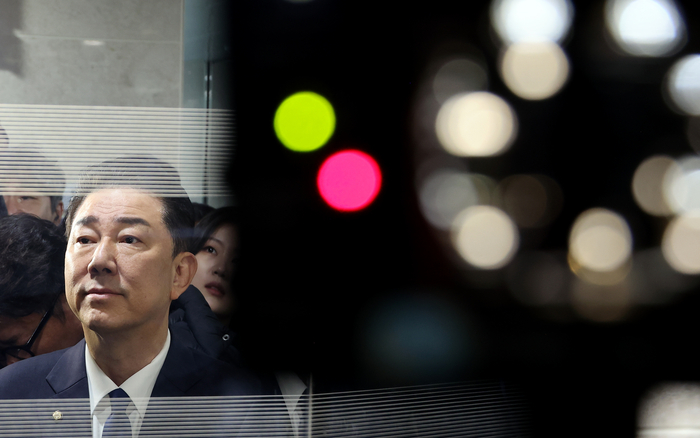 각종 의혹으로 당 윤리심판원으로부터 제명 결정 처분을 받은 더불어민주당 김병기 의원이 19일 국회 소통관에서 기자회견을 열고 “재심을 신청하지 않고 (당을) 떠나겠다”고 밝힌 뒤 엘리베이터를 타기 위해 기다리고 있다. 연합뉴스