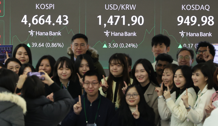 13일 오전 서울 중구 하나은행 딜링룸 현황판 앞에서 해외 현지 직원들이 기념촬영을 하고 있다. 이날 오전 9시 3분 현재 코스피 지수는 전장보다 27.24포인트(0.59%) 상승한 4652.03에 거래되고 있다.