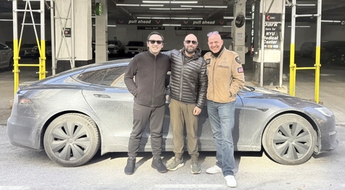 테슬라 모델S로 캐논볼 런을 주파한 알렉스 로이와 자율주행 전문가 팀. [자료:더 드라이브. 알렉스 로이 SNS]