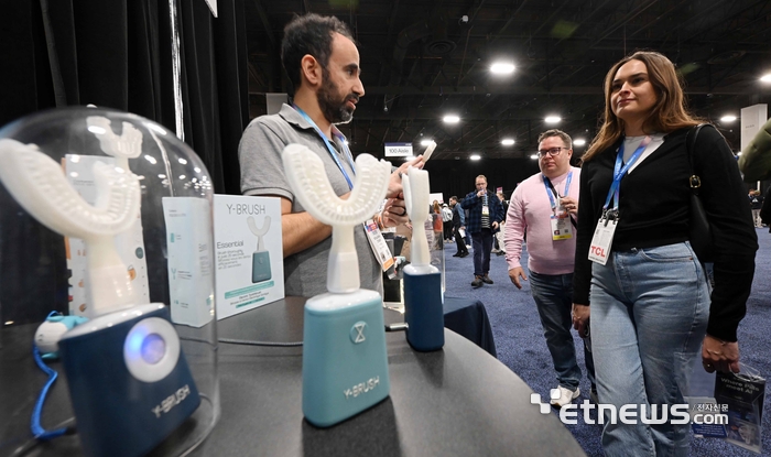 세계 최대 가전·정보기술(IT) 전시회 'CES 2026'이 오는 6일부터 나흘 간 미국 네바다주 라스베이거스 일대에서 열린다. 개막을 이틀 앞둔 4일(현지시간) 라스베이거스 만달레이베이 컨벤션센터에서 열린 CES 언베일드(Unveiled)에서 참관객이 20초만에 이를 닦을 수 있는 Y브러쉬의 구강관리 솔루션을 살펴보고 있다.  라스베이거스=이동근기자 foto@etnews.com