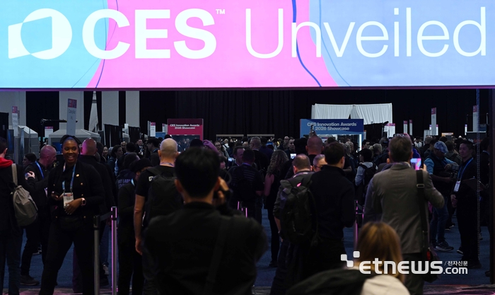 세계 최대 가전·정보기술(IT) 전시회 'CES 2026'이 오는 6일부터 나흘 간 미국 네바다주 라스베이거스 일대에서 열린다. 개막을 이틀 앞둔 4일(현지시간) 라스베이거스 만달레이베이 컨벤션센터에서 열린 CES 언베일드(Unveiled) 전시장이 참관객으로 북적이고 있다.  라스베이거스=이동근기자 foto@etnews.com