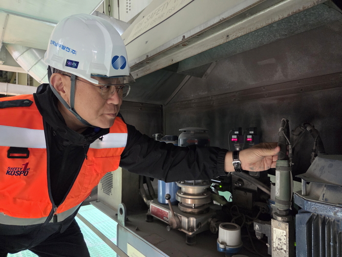 김준동 남부발전 사장이 1일 새해 첫날을 맞아 하동빛드림본부를 방문해 겨울철 전력수급 대책기간을 맞아 한파 대비 설비관리 상태와 비상대응체계를 직접 확인했다. [자료:한국남부발전]