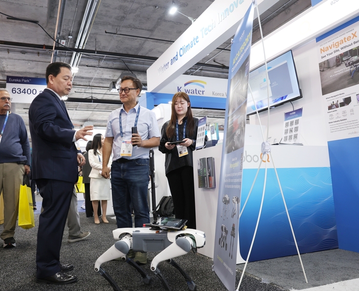 6일(현지시간) CES 2026에서 윤석대 한국수자원공사 사장이 K-water관 홍보 부스에 전시된 AI 기반 자율주행 로봇을 살펴보고 있다. [자료:한국수자원공사]