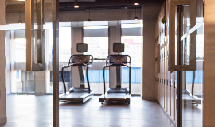 헬스장에서 운동한 뒤 손톱 안쪽에서 검출된 세균 수치가 화장실 변기 뚜껑보다 최대 10배 더 많다는 연구 결과가 나왔다. 사진=게티이미지