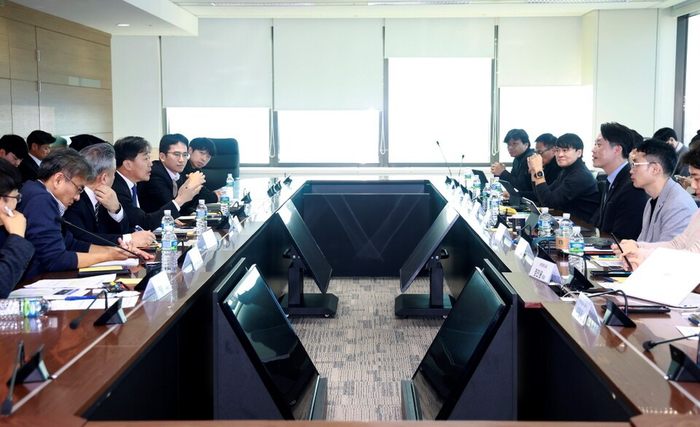 보건복지부와 중소벤처기업부가 1월 14일 서울 영등포구 63빌딩에서 약사법 개정안 관련 간담회를 개최했다. 이형훈 복지부 제2차관과 노용석 중기부 제1차관 등이 참석했다.(사진=보건복지부)