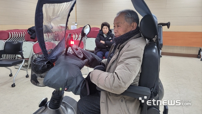 김사현 씨가 성남시 수정구에 위치한 으뜸장애인활동지원기관에서 장애인용 BSD가 장착된 전동스쿠터를 시연하고 있다. 옆쪽에 사람이 지나가자 깜박이에 불이들어온다.