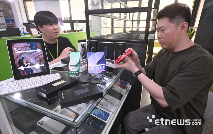 서울 마포구 에코폰 홍대본점에서 고객이 갤럭시, 아이폰 등 다양한 중고폰을 살펴보고 있다. 박지호 jihopress@etnews.com