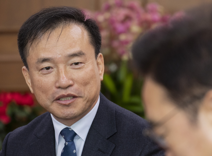 지난 8일 김종철 방송미디어통신위원회 위원장이 8일 취임 인사차 국회를 방문해 우원식 국회의장과 환담하고 있다. [연합뉴스]