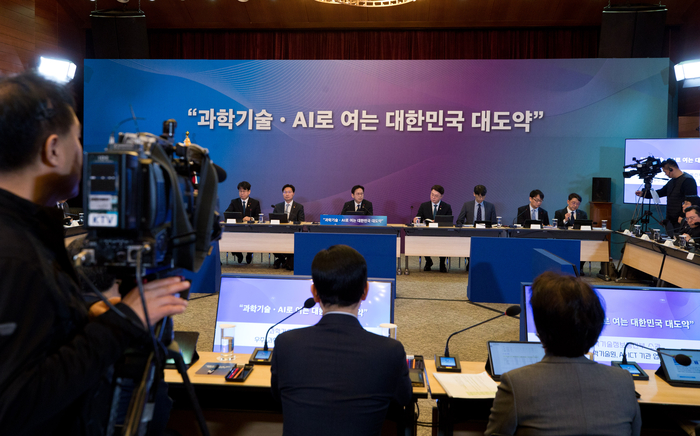 14일 오전 서울 중구 서울중앙우체국에서 열린 '우주항공청, 과학기술원, 정보통신기술분야 업무보고' 에서 배경훈 부총리 겸 과학기술정보통신부 장관이 발언하고 있다. 이날 우주항공청, 한국항공우주연구원, 한국천문연구원, 한국과학기술원, 광주과학기술원, 대구경북과학기술원, 울산과학기술원,정보통신산업진흥원, 한국지능정보사회진흥원, 한국인터넷진흥원, 정보통신기획평가원, 한국데이터산업진흥원, 국립전파연구원, 중앙전파관리소, 한국방송통신전파진흥원 등이 업무보고를 실시했다. 〈과학기술정보통신부 제공〉