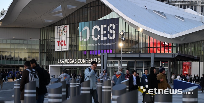 세계 최대 가전·정보기술(IT) 전시회 'CES 2026' 마지막 날인 9일(현지시간) 미국 네바다주 라스베이거스 컨벤션센터에서 참관객이 전시장을 빠져 나가고 있다.  라스베이거스=이동근기자 foto@etnews.com