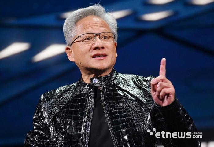 젠슨 황 엔비디아 CEO가 5일(현지시간) 미국 네바다주 라스베이거스 퐁텐블로 호텔에서 열린 엔비디아 CES 2026 라이브에서 특별연설을 하고 있다. 라스베이거스=이동근기자 foto@etnews.com