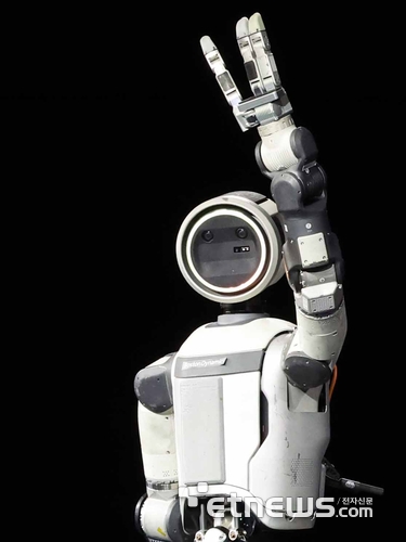 세계 최대 가전·정보기술(IT) 전시회 'CES 2026' 개막을 하루 앞둔 5일(현지시간) 미국 네바다주 라스베이거스 만달레이베이에서 열린 현대차그룹 프레스 컨퍼런스에서 휴머노이드 로봇 아틀라스 시제품이 관객들에게 인사하고 있다.  라스베이거스=이동근기자 foto@etnews.com