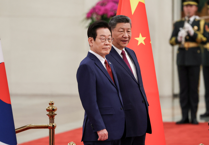 의장대 사열하는 이재명 대통령과 시진핑 주석     (베이징=연합뉴스) 한상균 기자 = 이재명 대통령과 시진핑 중국 국가주석이 5일 베이징 인민대회당에서 열린 이 대통령 공식환영식에서 의장대를 사열하고 있다. 2026.1.5     xyz@yna.co.kr (끝)