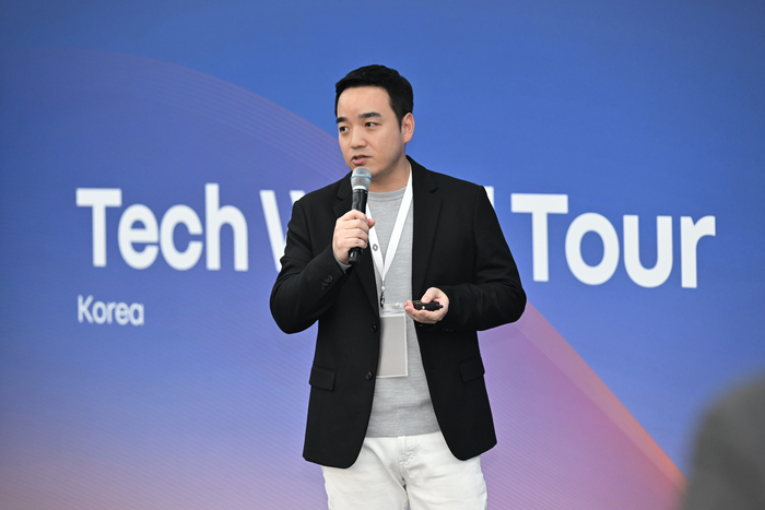 르노그룹 테크 월드 투어에서 발표하고 있는 박서하 티맵모빌리티 부사장