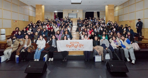 10일 서울 마포구 홍대 다리소극장에서 열린 '우먼힐링LIFE'에서 강연을 진행한 김슬기 분당차병원 종양내과 교수(첫째줄 왼쪽 다섯번째)와 사회를 맡은 이금희 아나운서(첫째줄 왼쪽 여섯번째)가 행사 참가자들과 기념촬영을 하고 있다.(사진=한화손해보험)