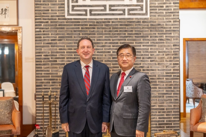 주한미대사관, 대통령경호처 초청 리셉션 개최     (서울=연합뉴스) 대통령경호처는 주한미대사관이 '경주 APEC 정상회의' 기간 중 국빈 방한한 도널드 트럼프 미국 대통령 경호협력에 대한 감사의 뜻으로 지난 12일 미대사관저에서 리셉션을 개최했다고 15일 전했다.     리셉션에서 박관천 대통령경호처 정책관과 제임스 헬러 주한미국대사관 대사대리가 기념촬영을 하고 있다. 2026.1.15 [대통령경호처 제공. 재판매 및 DB 금지]     photo@yna.co.kr (끝)