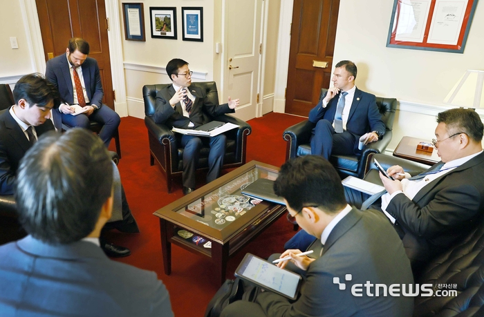 여한구 산업통상부 통상교섭본부장이 13일(현지시간) 미국 워싱턴 DC 의회에서 루디 야킴(Rudy Yakym) 하원의원과 면담을 갖고, 우리의 국내 디지털 입법 동향에 대해 설명하고 미국 측이 제기하는 우려 등을 청취했다. 산업부 제공