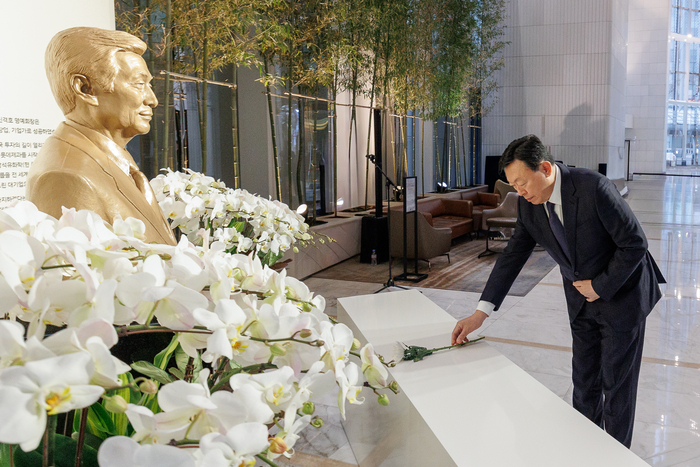 15일 VCM에 앞서 신동빈 롯데 회장을 비롯한 롯데지주 대표이사 및 실장은 롯데월드타워 1층에 마련된 신격호 롯데 창업주 흉상에 헌화하고 묵념하며, 서거 6주기(2020년 1월 19일)를 기렸다. 사진은 신 회장이 롯데월드타워 1층에 위치한 신격호 롯데 창업주 흉상에 헌화하는 모습.