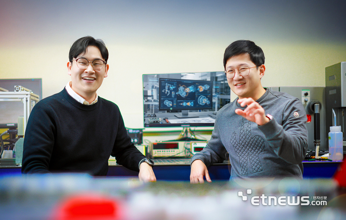새로운 자가 발전 촉각 센서 기술을 개발한 최동휘 기계공학과 교수(오른쪽)와 라윤상 전남대 기계공학부 교수.