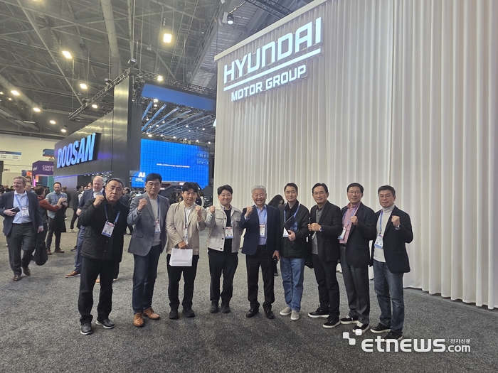 정명철 에티버스그룹 회장과 경영진이 CES 2026 현장에서 주요 기술 기업 부스를 잇달아 방문한 뒤 현대자동차그룹 전시 부스 앞에서 단체 사진을 촬영하고 있다. [사진= 에티버스그룹 제공]