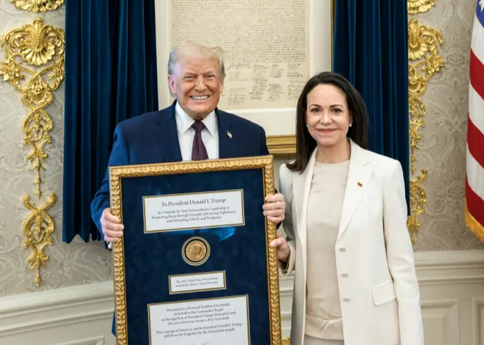 도널드 트럼프 미국 대통령이 지난 15일 베네수엘라의 야권 지도자 마리아 코리나 마차도로부터 노벨평화상 메달을 선물받고 기념 촬영을 하고 있다. 사진=백악관