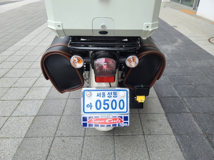 이륜차에 적용된 BSD. 오른쪽 노란 센서가 좌우측에서 시속 5㎞ 이상 속도를 내는 차량등을 감지해 앞쪽 미러에 깜박이로 반영된다.