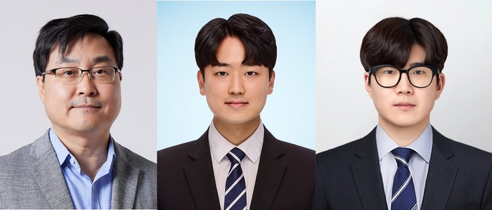 왼쪽부터 김원배 포스텍 교수, 화학공학과 통합과정 지준혁 씨, 배터리공학과 석사과정 원상연 씨