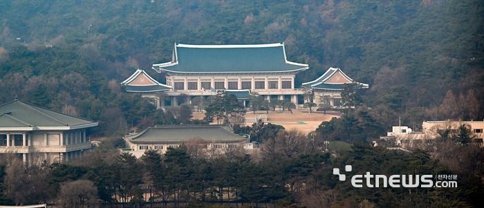 이재명 대통령이 3년 7개월 만에 청와대로 출근하며 다시 청와대 시대가 공식적으로 시작됐다. 29일 청와대 본관 앞에 봉황기가 게양돼 있다. 이동근기자 foto@etnews.com