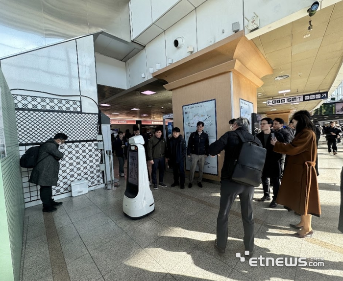 한국지능정보사회진흥원이 서울역 오픈랜 실증현 일환으로 구축한 혼잡도 안내로봇이 구동되고 있다.