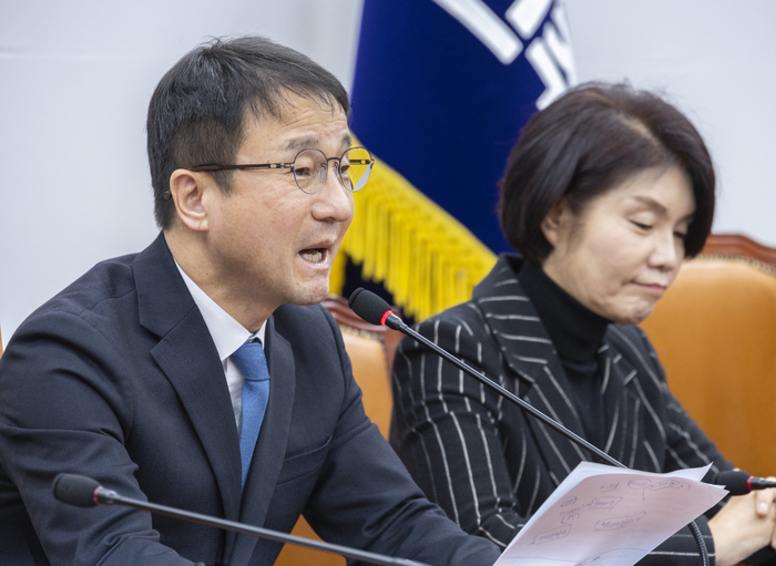 더불어민주당 한병도 원내대표가 15일 국회에서 열린 정책조정회의에서 현안 관련 발언하고 있다. 연합뉴스