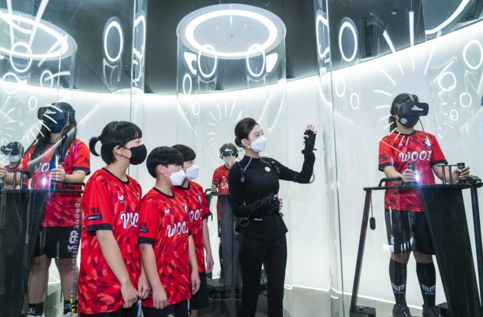 2022년 서울시 유일의 초등 여자 축구팀인 우이초등학교 축구부 선수들이 서울 중구 SKT타워의 '티움'을 방문해 첨단 기술로 구현될 미래 세상의 모습을 체험하고 있다.