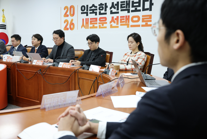 개혁신당 이준석 대표가 5일 국회에서 열린 최고위원회의에서 모두발언을 하고 있다. 연합뉴스