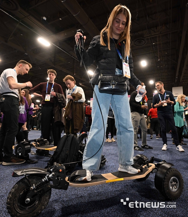 세계 최대 가전·정보기술(IT) 전시회 'CES 2026'이 오는 6일부터 나흘 간 미국 네바다주 라스베이거스 일대에서 열린다. 개막을 이틀 앞둔 4일(현지시간) 라스베이거스 만달레이베이 컨벤션센터에서 열린 CES 언베일드(Unveiled)에서 참관객이 SQ모터스의 눈이나 모래길에서도 운행이 가능한 전동 스케이트보드를 살펴보고 있다.  라스베이거스=이동근기자 foto@etnews.com