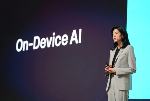 정신아 카카오 대표가 지난해 9월 23일 경기 용인시 카카오 AI 캠퍼스에서 열린 이프 카카오 25 콘퍼런스에서 카카오톡의 개편 방향에 관해 설명했다. 〈자료 카카오〉