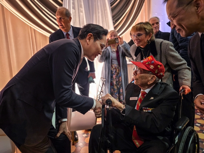 이재용 회장이 1월 28일(현지시간) 미국 워싱턴 D.C. 스미스소니언 예술산업관에서 열린 갈라 디너에서 6·25 참전용사를 만나 대화하고 있다. 사진제공=삼성전자