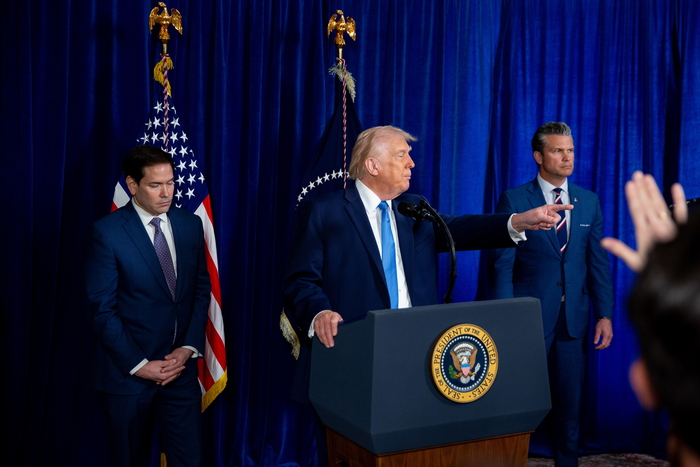 epa12624860 (L-R) US Secretary of State Marco Rubio, US President Donald Trump, and US Secretary of Defense Pete Hegseth attend a news conference at the Mar-a-Lago Club in Palm Beach, Florida, USA, 03 January 2026. Venezuelan President Nicolas Maduro has been charged in the US after he was captured and flown out of Venezuela, following a series of airstrikes that mark an extraordinary escalation in the Trump administration's months-long campaign against the country. EPA/NICOLE COMBEAU / POOL/연합뉴스